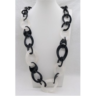 COLLAR CADENA ACRILICO NGO/BCO