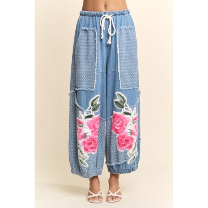 PANTALON DENIM FLORES PARCHE