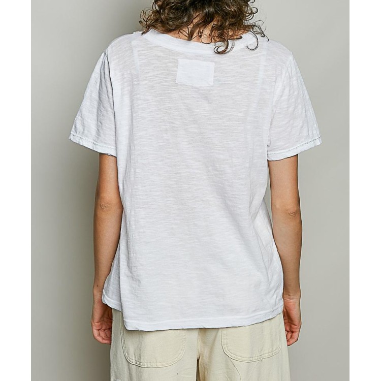 TSHIRT BLANCA CUELLO V APLIC