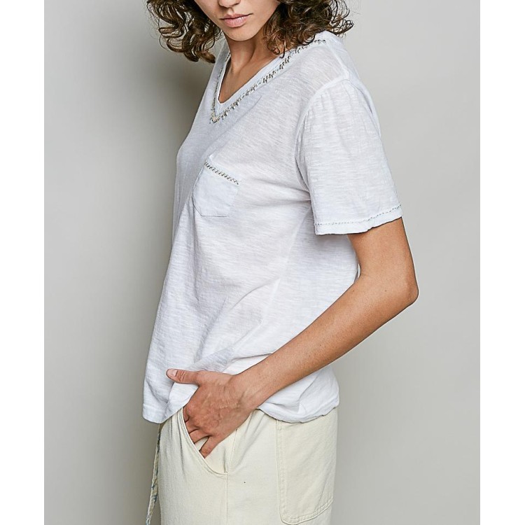 TSHIRT BLANCA CUELLO V APLIC