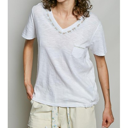 TSHIRT BLANCA CUELLO V APLIC