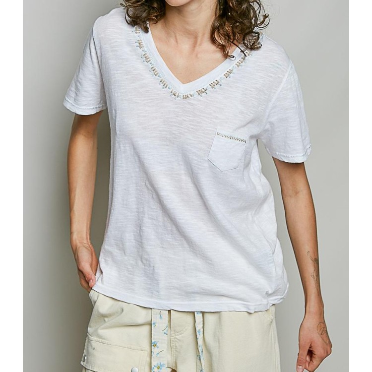 TSHIRT BLANCA CUELLO V APLIC
