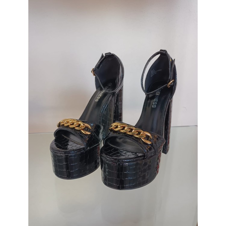 SANDALIA PLATAFORMA HERRAJE NEGRO